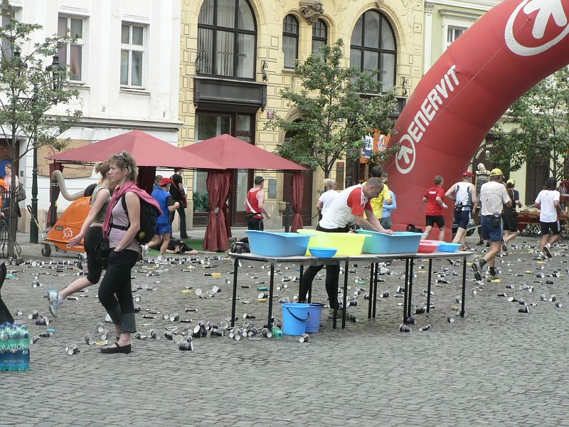 Maraton09 107.jpg - Kelímky letí hned na zem.